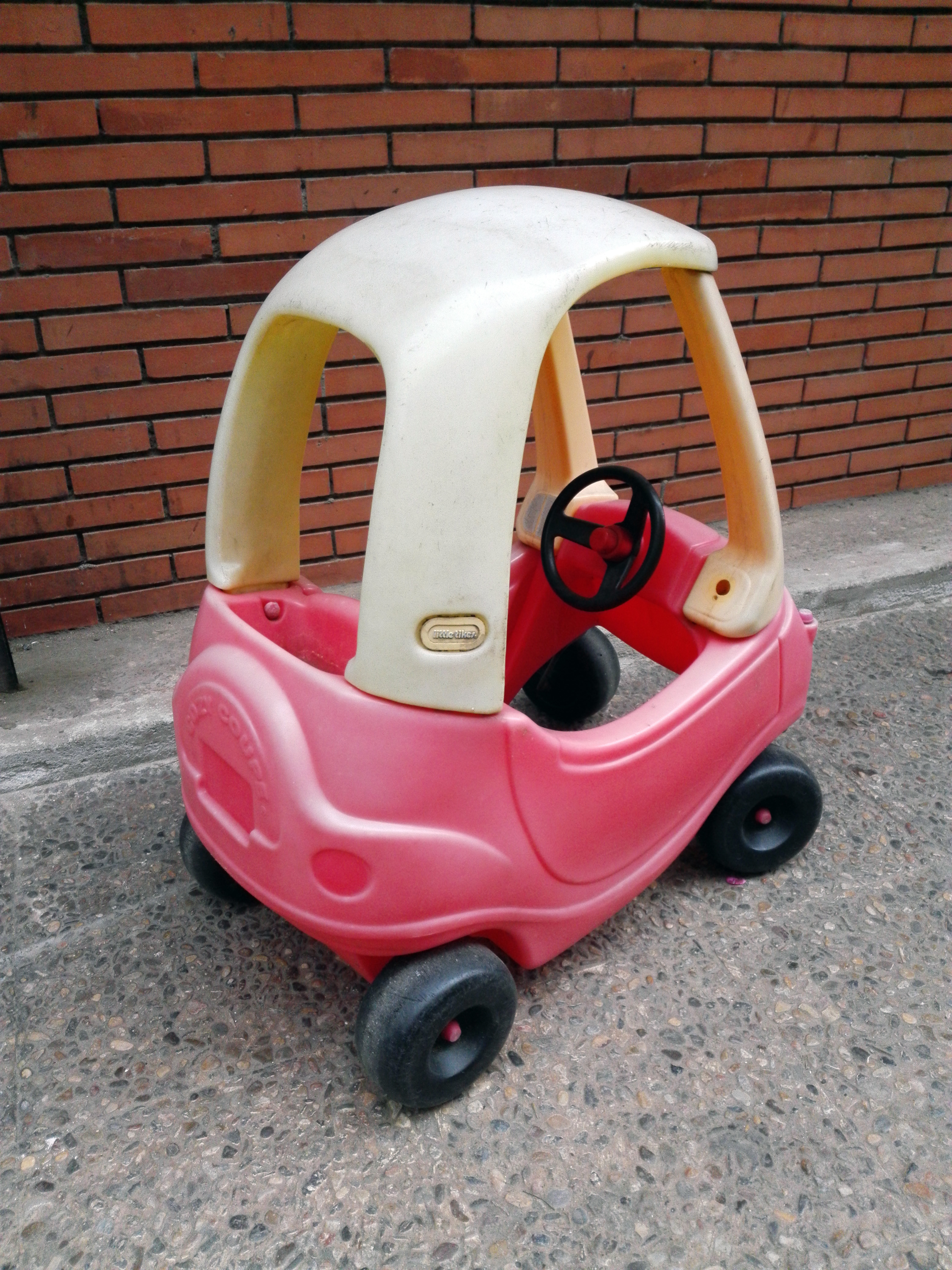 andarin coche plastico desgastado cozi coupe abre 1puerta 86x72x42-47 1u